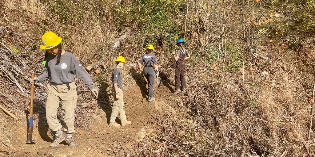 Outdoorchatt's tweet photo. HUGE thanks to the crew at @southeastconservationcorps for all of the hard work they are putting in at Stringer's Ridge. Without strong teams like this, it would be impossible to have such amazing amenities for outdoor recreation near town. 

#outdoorchatt #stringersridge #secc https://t.co/vQj53De9JT