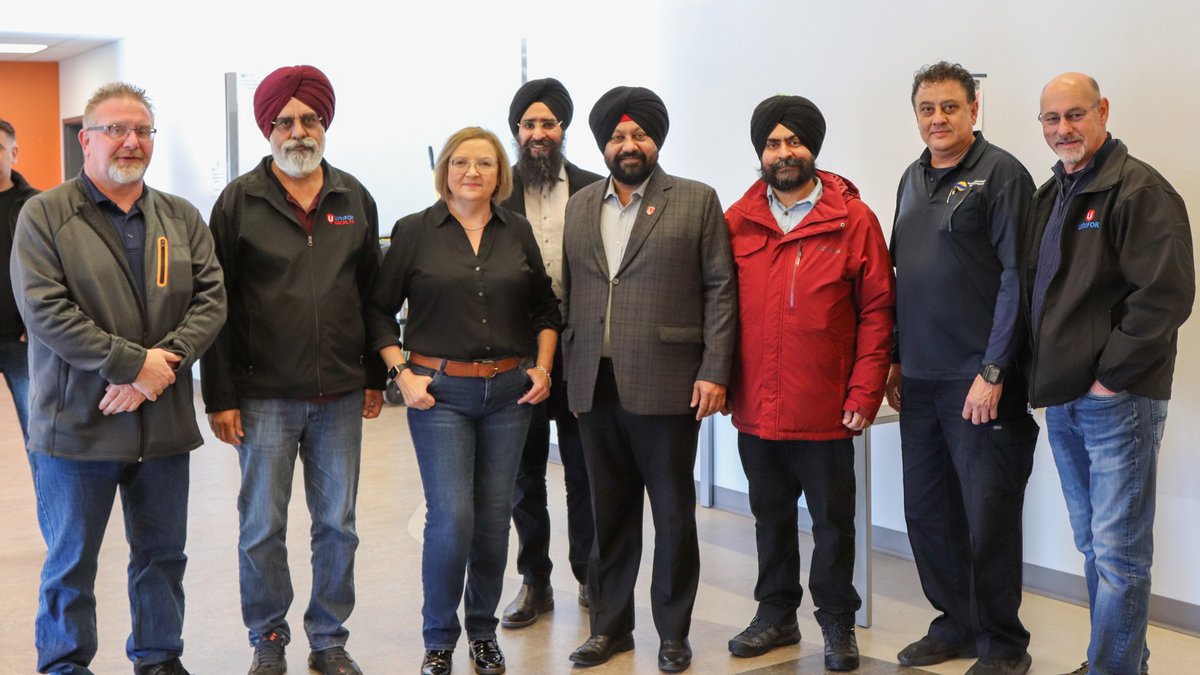 Check out photos from the Unifor leadership's visit to workplaces in Metro Vancouver:
facebook.com/media/set/?van…