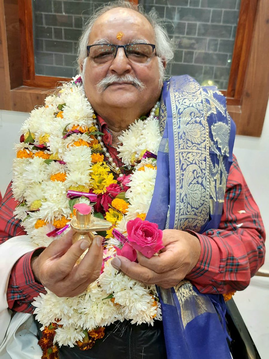DrVNMishraa's tweet photo. प्रख्यात फ़िल्म कलाकार, नाटककार, दूरदर्शन के पूर्व निदेशक, श्री Narendra Acharya जी को जन्मदिवस पर, बहुत बधाई।इस अवसर पर पंडित प्रो राजेश्वर आचार्य, पंडित हरिराम द्विवेदी, श्री नारायण ड्राविन अनूप अग्रवाल, सनातनी रामानंद, अष्टभुजा मिश्र, भरत गुप्त,एवम तमाम विद्वत जन उपस्थित रहे। https://t.co/KQMeyJDvie