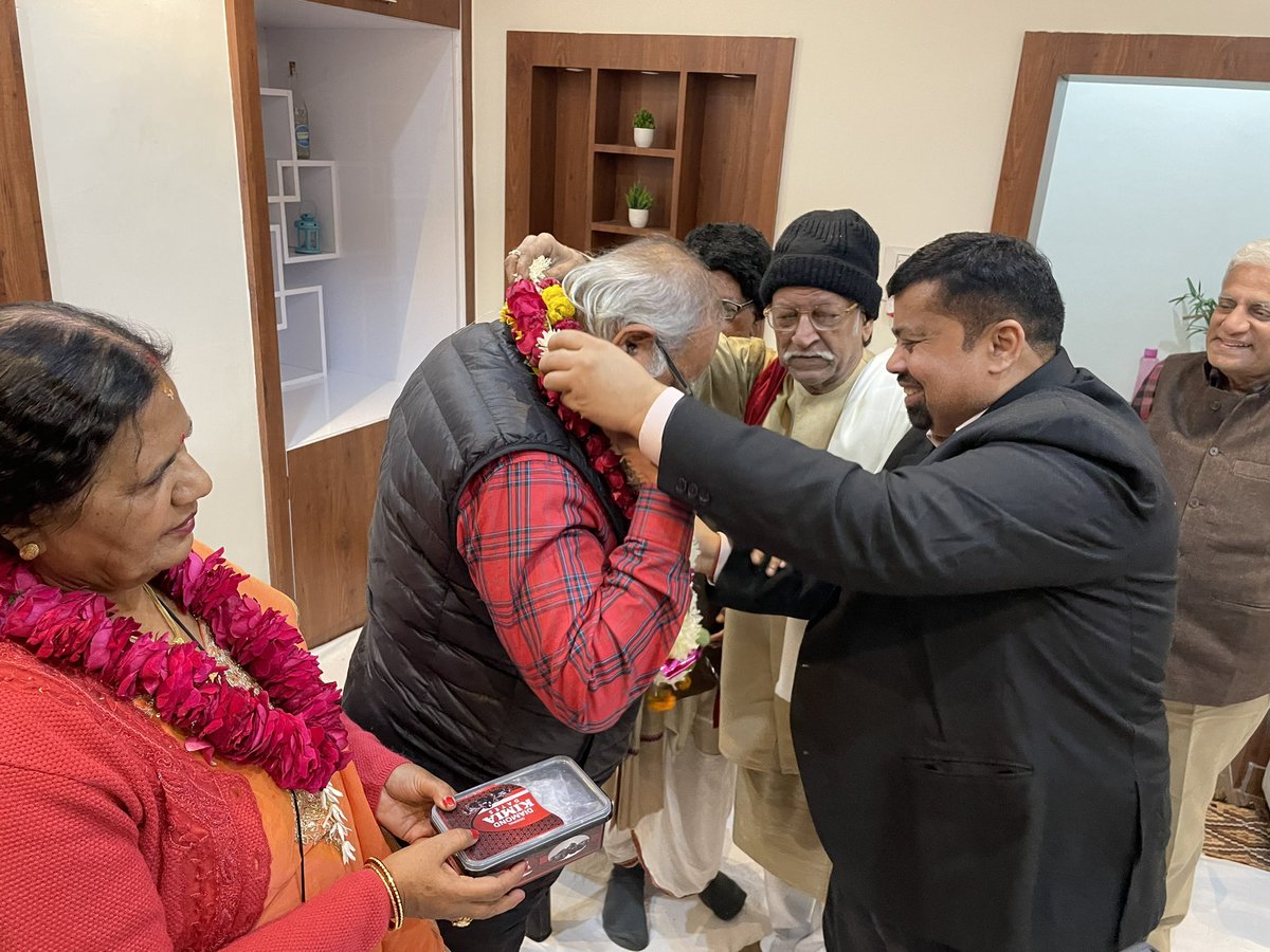DrVNMishraa's tweet photo. प्रख्यात फ़िल्म कलाकार, नाटककार, दूरदर्शन के पूर्व निदेशक, श्री Narendra Acharya जी को जन्मदिवस पर, बहुत बधाई।इस अवसर पर पंडित प्रो राजेश्वर आचार्य, पंडित हरिराम द्विवेदी, श्री नारायण ड्राविन अनूप अग्रवाल, सनातनी रामानंद, अष्टभुजा मिश्र, भरत गुप्त,एवम तमाम विद्वत जन उपस्थित रहे। https://t.co/KQMeyJDvie