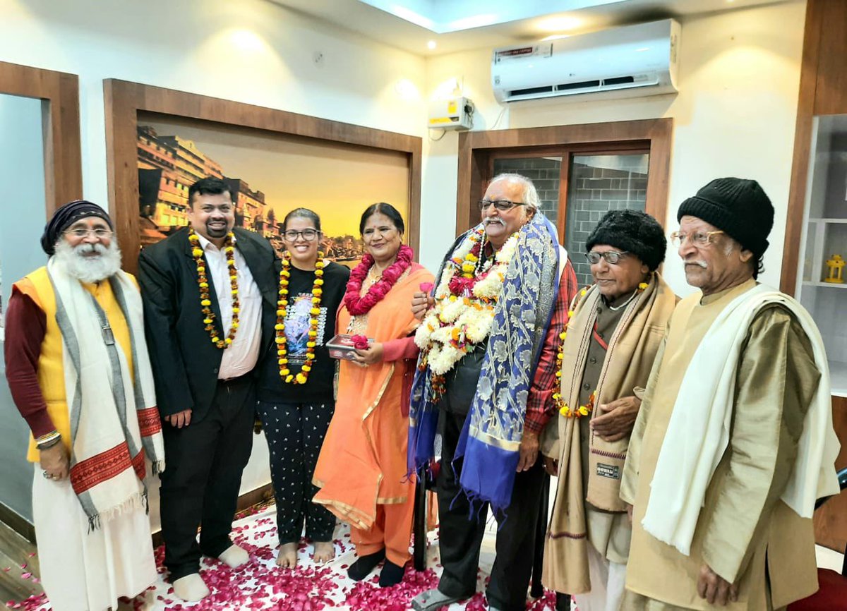 DrVNMishraa's tweet photo. प्रख्यात फ़िल्म कलाकार, नाटककार, दूरदर्शन के पूर्व निदेशक, श्री Narendra Acharya जी को जन्मदिवस पर, बहुत बधाई।इस अवसर पर पंडित प्रो राजेश्वर आचार्य, पंडित हरिराम द्विवेदी, श्री नारायण ड्राविन अनूप अग्रवाल, सनातनी रामानंद, अष्टभुजा मिश्र, भरत गुप्त,एवम तमाम विद्वत जन उपस्थित रहे। https://t.co/KQMeyJDvie