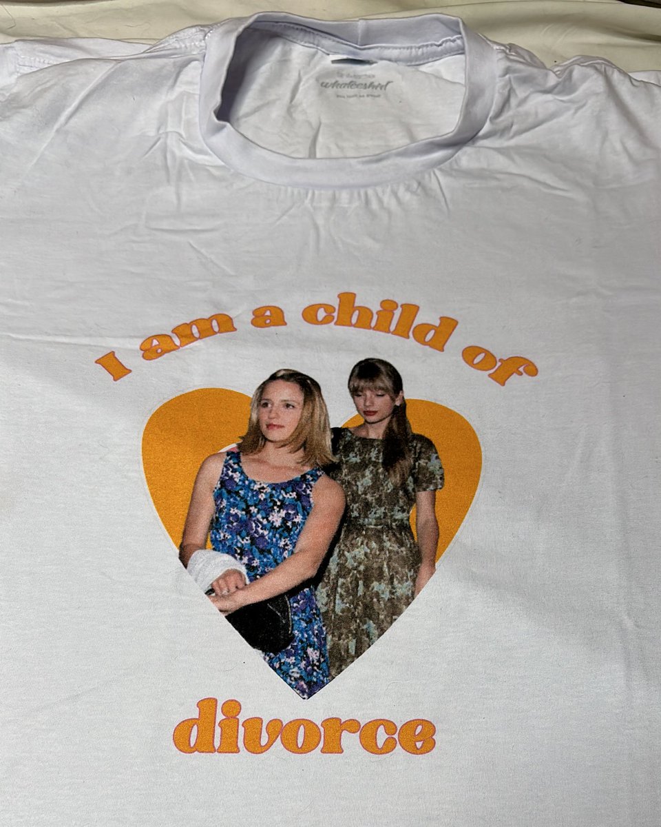 whateeshirt's tweet photo. A última dessa série que: pediram essa Personalizada também, então a gente tá fazendo mega barato só pra gente liberar espaço aqui, sem hate pra gente pfvr 😭🥺
#WTSsale: tamanho m
R$20,00 COM FRETE GRÁTIS!! https://t.co/q733IatZf4