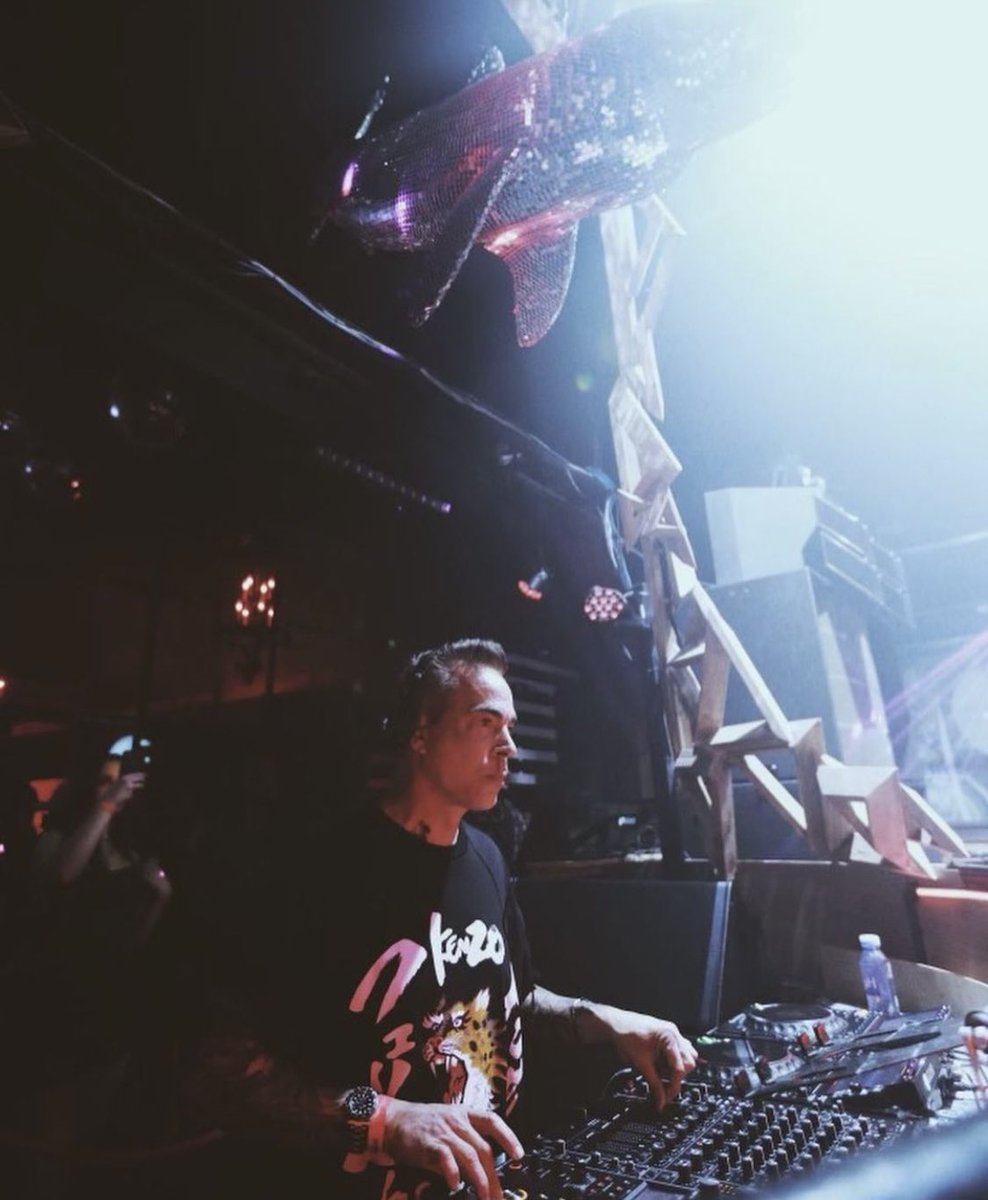 Just hit over 1m streams and it feels surreal! Thank you for sharing my music and being a part of this journey. I'm so grateful to be able to do what I love❤️