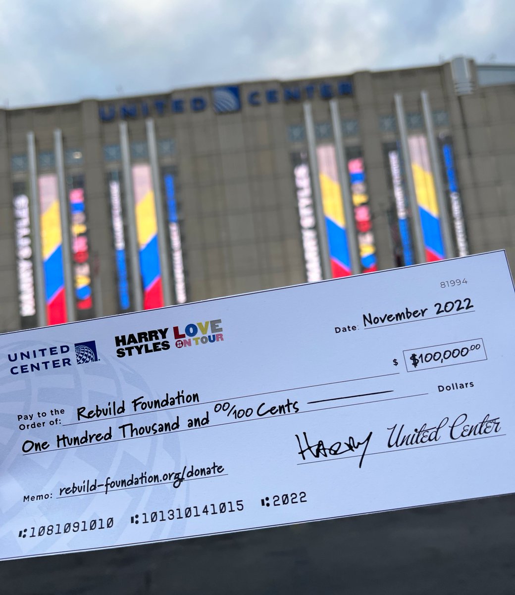 UnitedCenter's tweet photo. In partnership with @Harry_Styles, we collectively donated $100,000 to @RebuildFdn.

It was an honor to commemorate the #LoveOnTour residency by supporting this artist-led, neighborhood-driven platform for art and cultural development in Chicago.

DETAILS: https://t.co/KEFochCuDF https://t.co/KUW3Cccjto