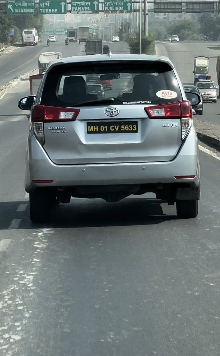 hvishwanathan's tweet photo. @Avis this innova crossed the Vashi toll yesterday afternoon around 12:45 and just before Vashi bridge the driver happened to open the window and empty trash on the main road while driving. Please ask him to stop littering and keep mumbai roads clean https://t.co/VY8YwFedeH