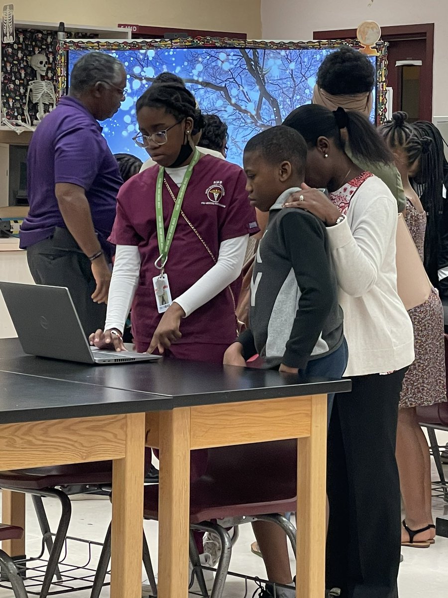 RooseveltMS_PBC's tweet photo. Our current students stole the show tonight for our Choice Open House! They were so excited to showcase all that they have learned in their choice classes to the future Roosevelt students! #rmsproud #futureleaders https://t.co/cRwcwcpu2T