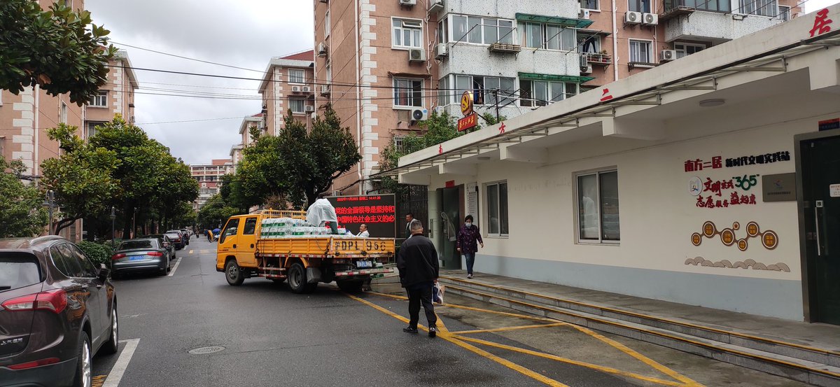 LeChtinois62's tweet photo. The CCP office in my residence is stocking up on water, doesn't sound good... 🤔 #shanghai #shanghailockdown #china #chinalockdown https://t.co/KM1DBsyA7U