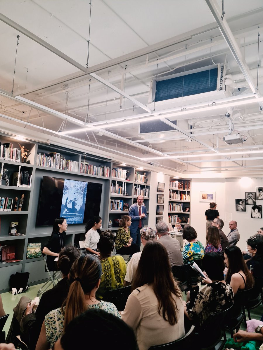 LiaSciortino's tweet photo. Full house at the #booklaunch of #MyanmarSpring with moving reading of poems and insights into the role of #art in fostering #freedom
#MyanmarMilitaryTerrorists #MyanmarLivesMatter #Burma https://t.co/F94MkftuCl