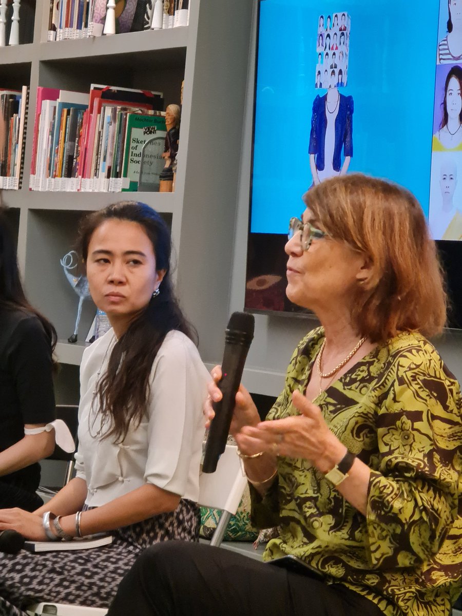LiaSciortino's tweet photo. Full house at the #booklaunch of #MyanmarSpring with moving reading of poems and insights into the role of #art in fostering #freedom
#MyanmarMilitaryTerrorists #MyanmarLivesMatter #Burma https://t.co/F94MkftuCl