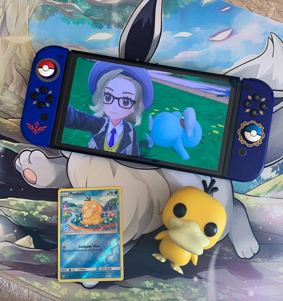 Nintendess's tweet photo. ✨Shiny Psyduck✨
#shinypokemon #firstshiny #psyduck #pokemon #pokemoncommunity #PokemonViolet #PokemonScarletViolet #PokemonSV #happyplace #huesofblue #gamergirl #flatlay #flatlays #contentcreator #nintendoswitch #switcholed #gamerlifestyle 💙🌱✨ https://t.co/yKpCdN7IVB