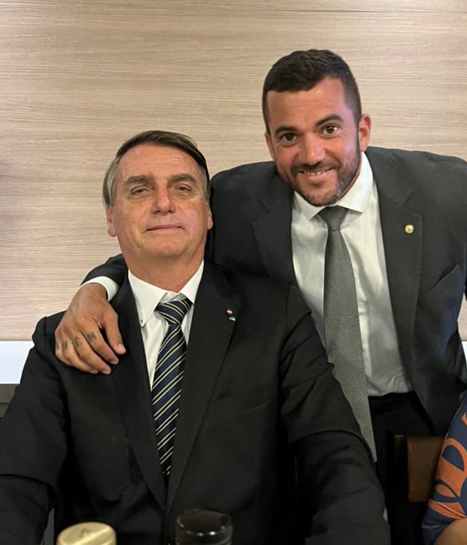 carlosjordy's tweet photo. Que satisfação reencontrá-lo, meu líder! Estarei sempre contigo. Eu e milhões de brasileiros temos orgulho de tudo o que o senhor construiu! Obrigado por resgatar o patriotismo e construir de fato a direita no Brasil. Lealdade e gratidão não prescrevem. https://t.co/YNQ5zpzcNM