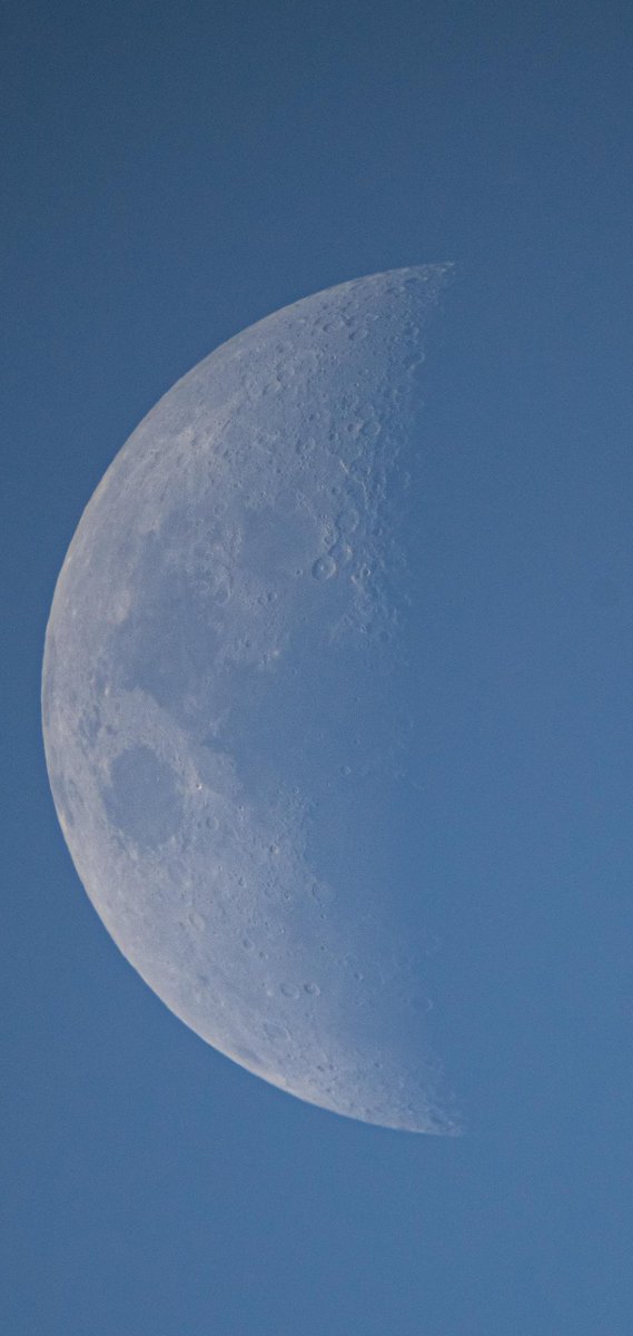 CosmicBot_'s tweet photo. "Quarter Crescent moon with daylight" #Astronomy #Space https://t.co/ithaub6jzK