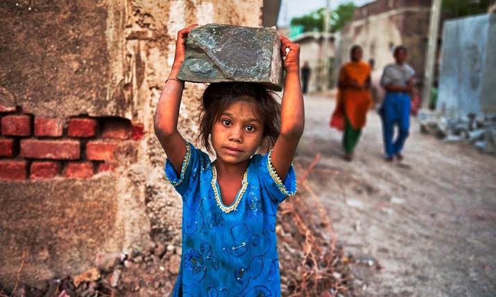 Grashbel's tweet photo. "Child Labor"

Isa sa mga karaniwan na krimen na nanonormalize sa Pilipinas. Nakikita ito bilang isang pagtulong sa magulang sa mga gawain sa buhay ngunit tama ba na ganito ang gawain ng isang batang wala pang kamuwang muwang sa mundo? https://t.co/puBEJaXv01
