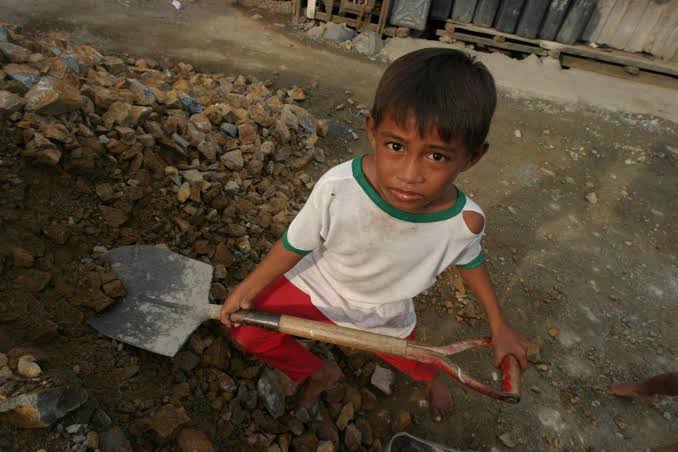 Grashbel's tweet photo. "Child Labor"

Isa sa mga karaniwan na krimen na nanonormalize sa Pilipinas. Nakikita ito bilang isang pagtulong sa magulang sa mga gawain sa buhay ngunit tama ba na ganito ang gawain ng isang batang wala pang kamuwang muwang sa mundo? https://t.co/puBEJaXv01