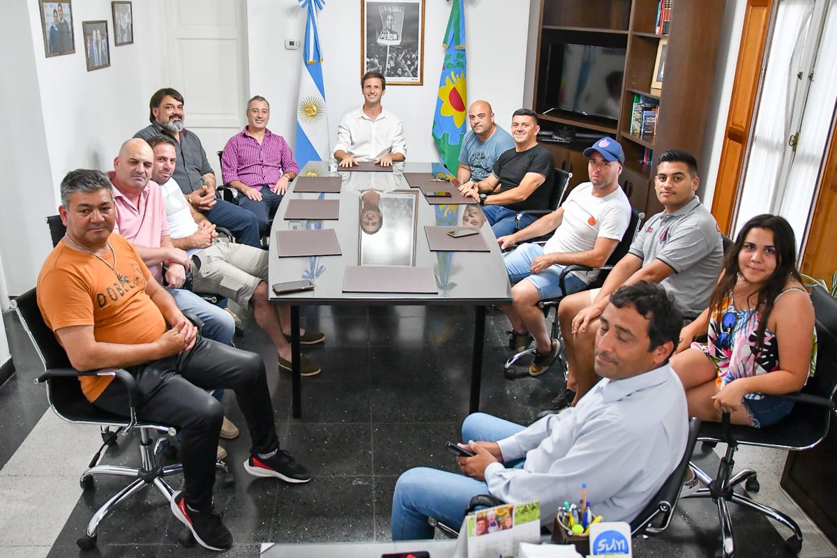 nico_mantegazza's tweet photo. ⚽️ Llevamos adelante una reunión con los clubes finalistas de las distintas categorías de la @ligafutbolsv, para organizar y realizar definiciones previo a la final de Primera División del Torneo Joel Luna.

@tapiachiqui
@afa https://t.co/iPUHm4pX0E