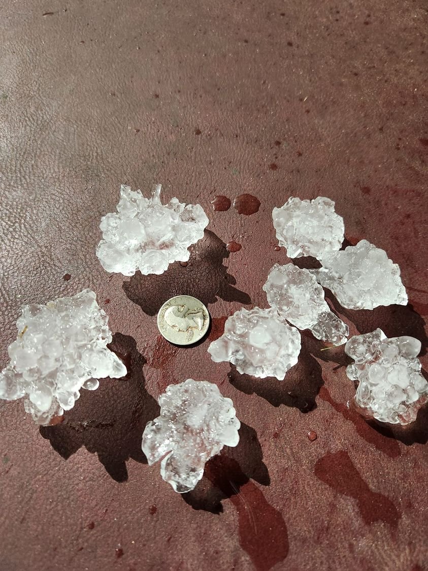 Jamie sent me this pic of large hail in Dickson... 

#tspotter <a href="/NWSNashville/">NWS Nashville</a> <a href="/nc5/">NewsChannel 5</a>