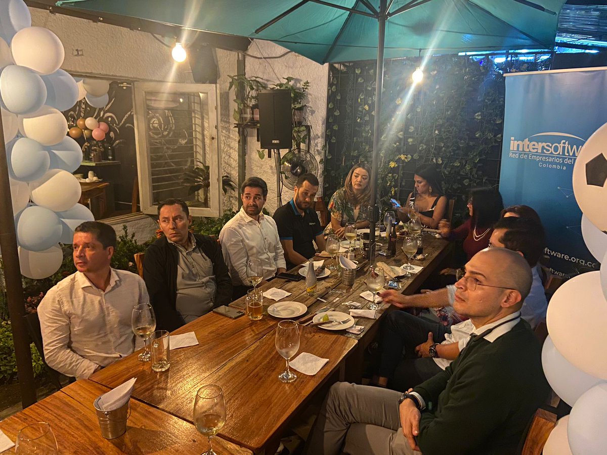 InterSoftwareCo's tweet photo. Los gerentes de nuestra Red reunidos para dar la bienvenida a las fechas especiales que se avecinan. Un espacio para reír, compartir experiencias y aprender.
#ISWMásConectados https://t.co/ylpyt5C3vi