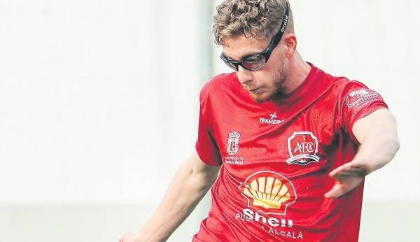 ellarguero's tweet photo. 🌟 La historia de Jorge Quiles

👁️ "Hace tres años, me entró un parásito en el ojo y perdí la visión. Jugué un año con gafas de protección y sin ver por un ojo. La recuperé gracias a un trasplante de córnea"

🕶️Fue sancionado después de ser humillado por parte de la afición rival https://t.co/DPtPI8KSZ7
