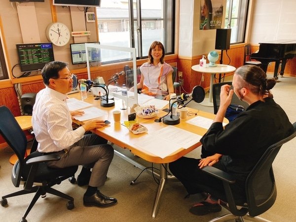 Eric_C_Sakai's tweet photo. À la radio de Kyoto pour parler de ma marque de couteaux DeSakai, de mon parcours et promouvoir les arts traditionnels japonais.
#Japon #francaisdujapon #francaisdeletranger #radio #medias #kyoto #japaneseknives #coutellerie #kansai #ericchevallier #desakaiknives #tradition https://t.co/ek845AMqBG