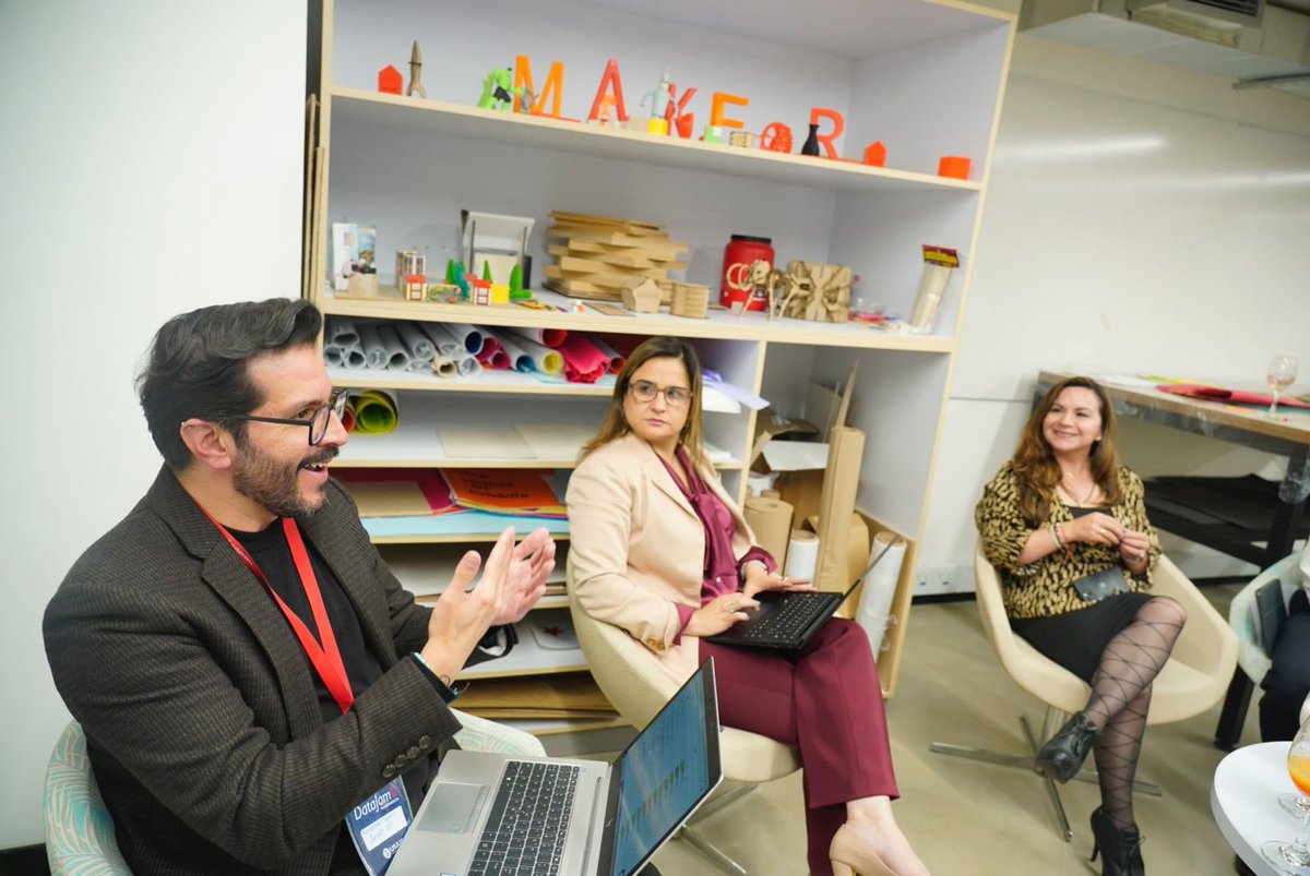 Ministerio_TIC's tweet image. “De parte del @Ministerio_TIC cuenten con nosotros en la divulgación de estos espacios. El próximo año seguiremos motivando a los colombianos para que presenten grandes soluciones aplicables a diferentes retos que tenemos en el país”: ministra @SandramUrrutia en #DataJam2022.