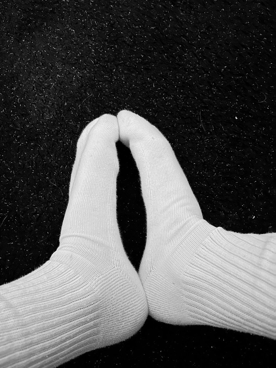 whitesockmaster's tweet photo. Nice and clean #malefeet #feetworship #whitesocks #feet https://t.co/EFCcfnSVYn