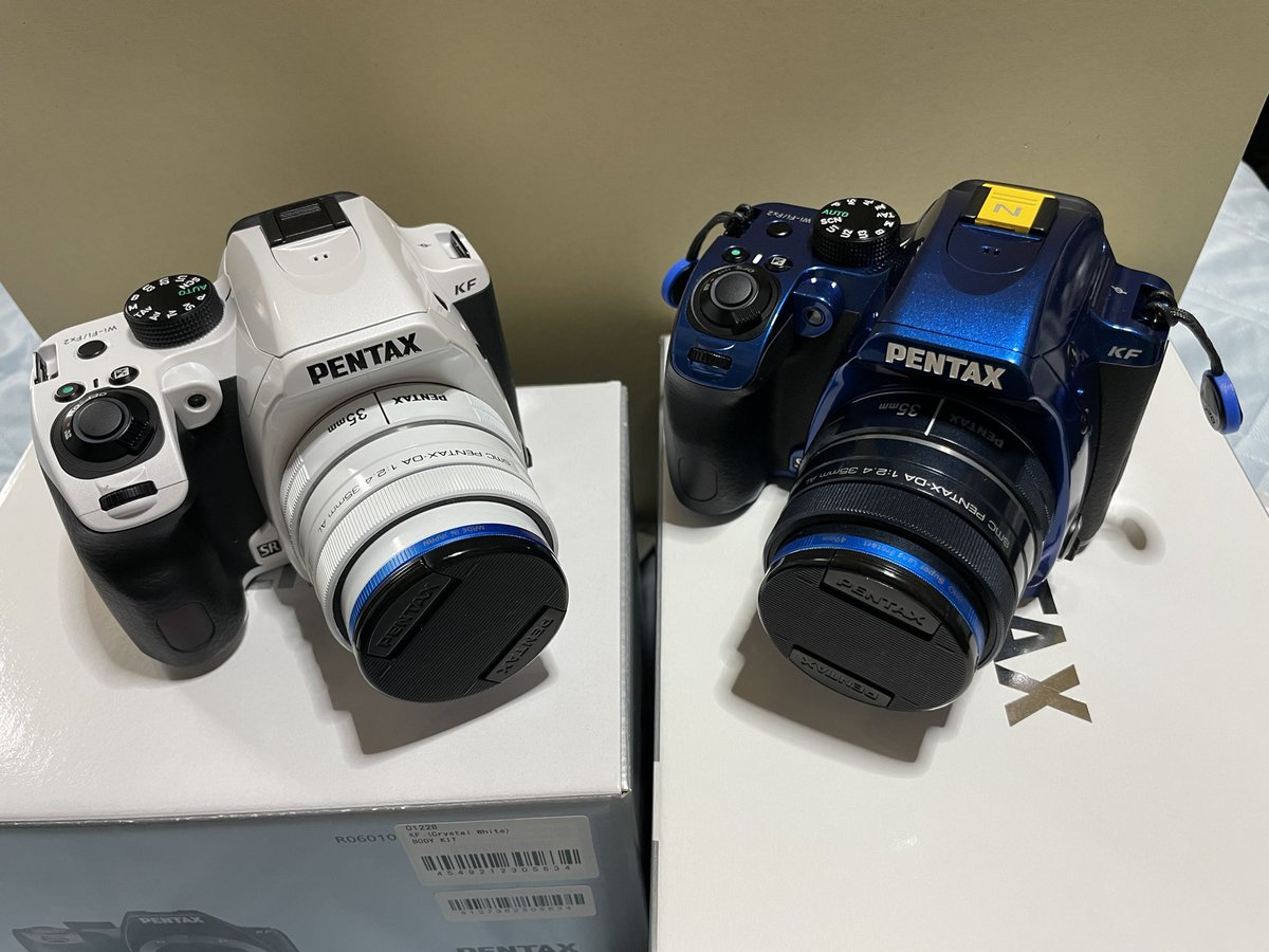 chaaa1898's tweet photo. 我が家にPENTAX KF2台
(crystal Blue・crystal White)をお招きしました。

レンズは
DA35mm ホワイト
DA35mm ネイビー
をそれぞれに装着しました。

来週百里基地である航空祭に連れて行く予定です。

#PENTAX  #PENTAX_KF #カメラはPENTAX https://t.co/EQWIGobRtb