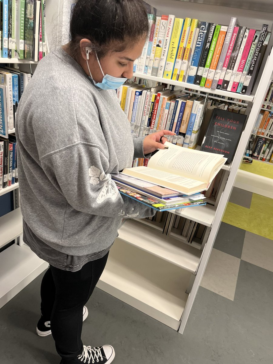 Cre8tiveRhodes's tweet photo. This was a great experience to see students using resources at the Richland Library! I really believe we all need a space that we can explore and be free! @RNECavaliers @rnhmedia #RichlandLibrary #premierecavaliers 🧡💙 https://t.co/8oiUlbvqDF