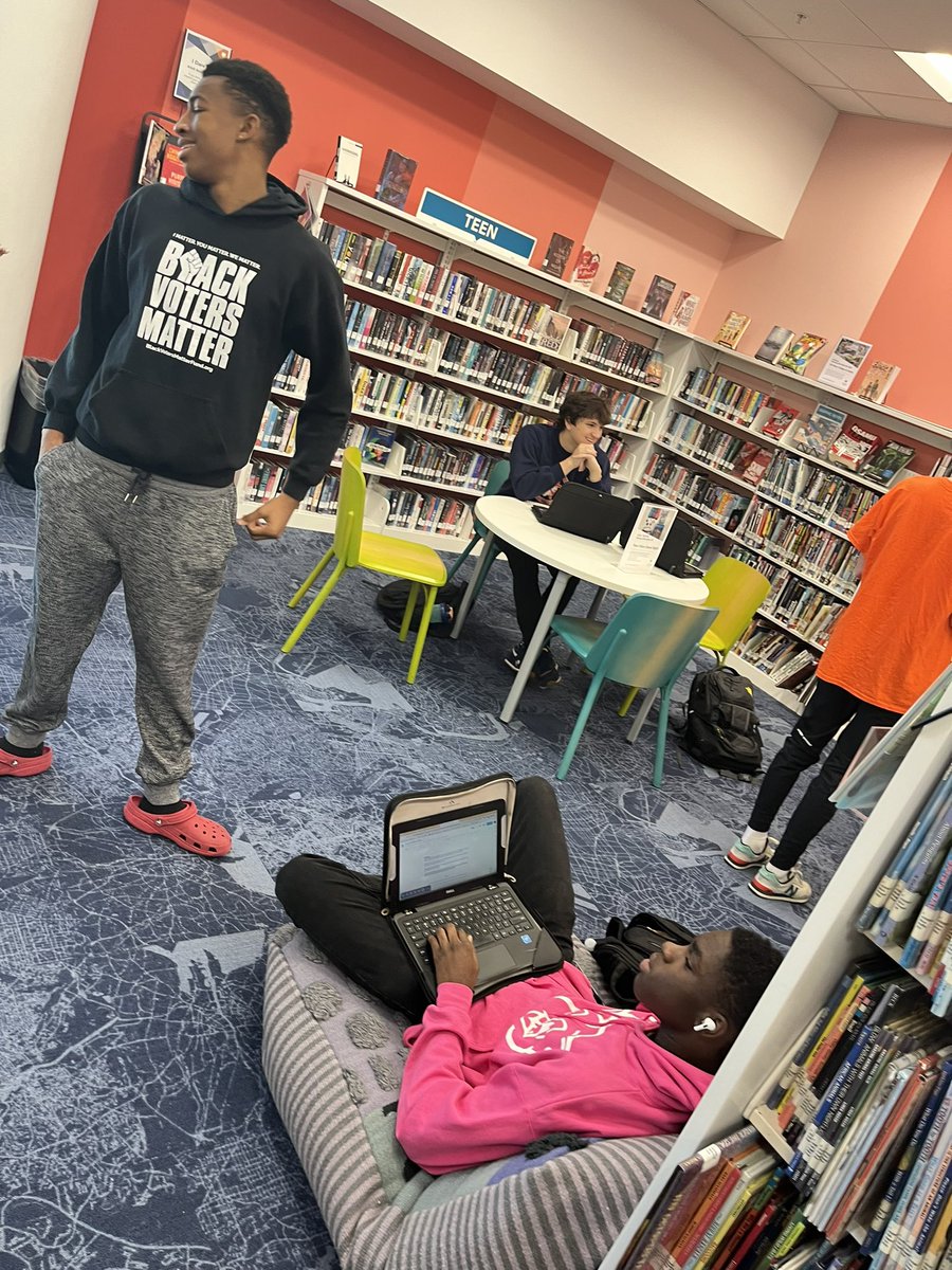 Cre8tiveRhodes's tweet photo. This was a great experience to see students using resources at the Richland Library! I really believe we all need a space that we can explore and be free! @RNECavaliers @rnhmedia #RichlandLibrary #premierecavaliers 🧡💙 https://t.co/8oiUlbvqDF