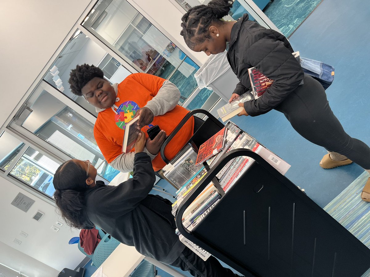 Cre8tiveRhodes's tweet photo. This was a great experience to see students using resources at the Richland Library! I really believe we all need a space that we can explore and be free! @RNECavaliers @rnhmedia #RichlandLibrary #premierecavaliers 🧡💙 https://t.co/8oiUlbvqDF