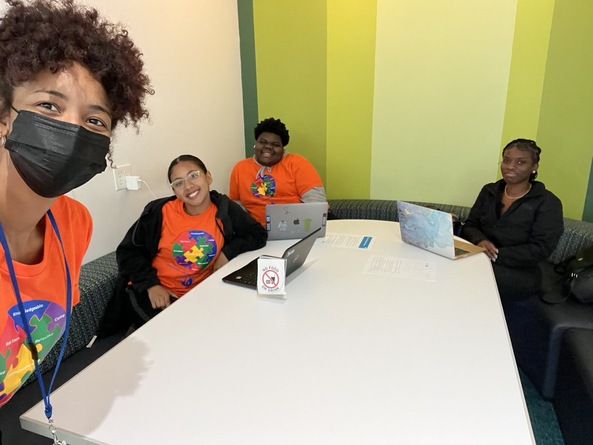 Cre8tiveRhodes's tweet photo. This was a great experience to see students using resources at the Richland Library! I really believe we all need a space that we can explore and be free! @RNECavaliers @rnhmedia #RichlandLibrary #premierecavaliers 🧡💙 https://t.co/8oiUlbvqDF