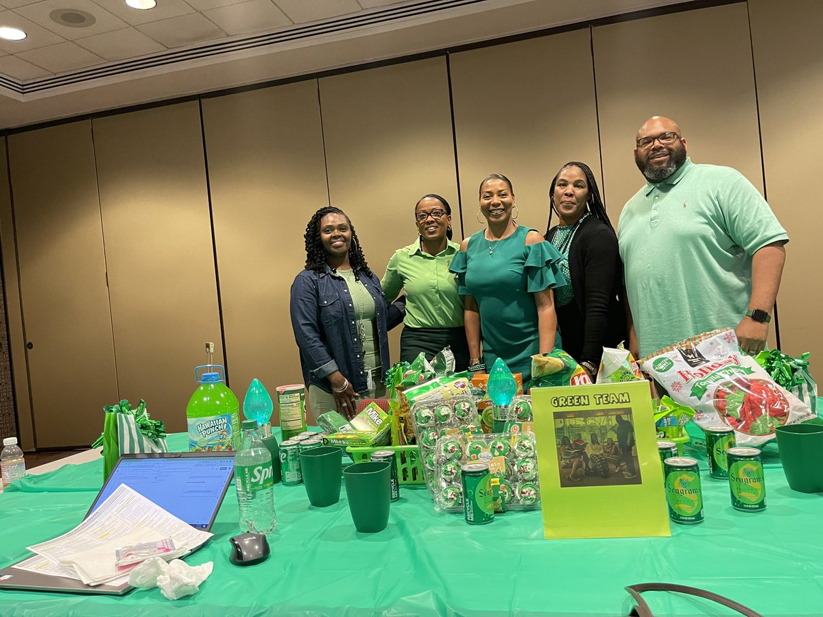 MajorJones_'s tweet photo. Our #AspiringLeaders #ConnectedLeaders showed team pride today at our COLOR MIXER 
@apsupdate @wardellhunterED 
🟣🔵🟢🔴
The strength of the team is each member. The strength of each member is the team. – Phil Jackson https://t.co/l9t30xb6lN