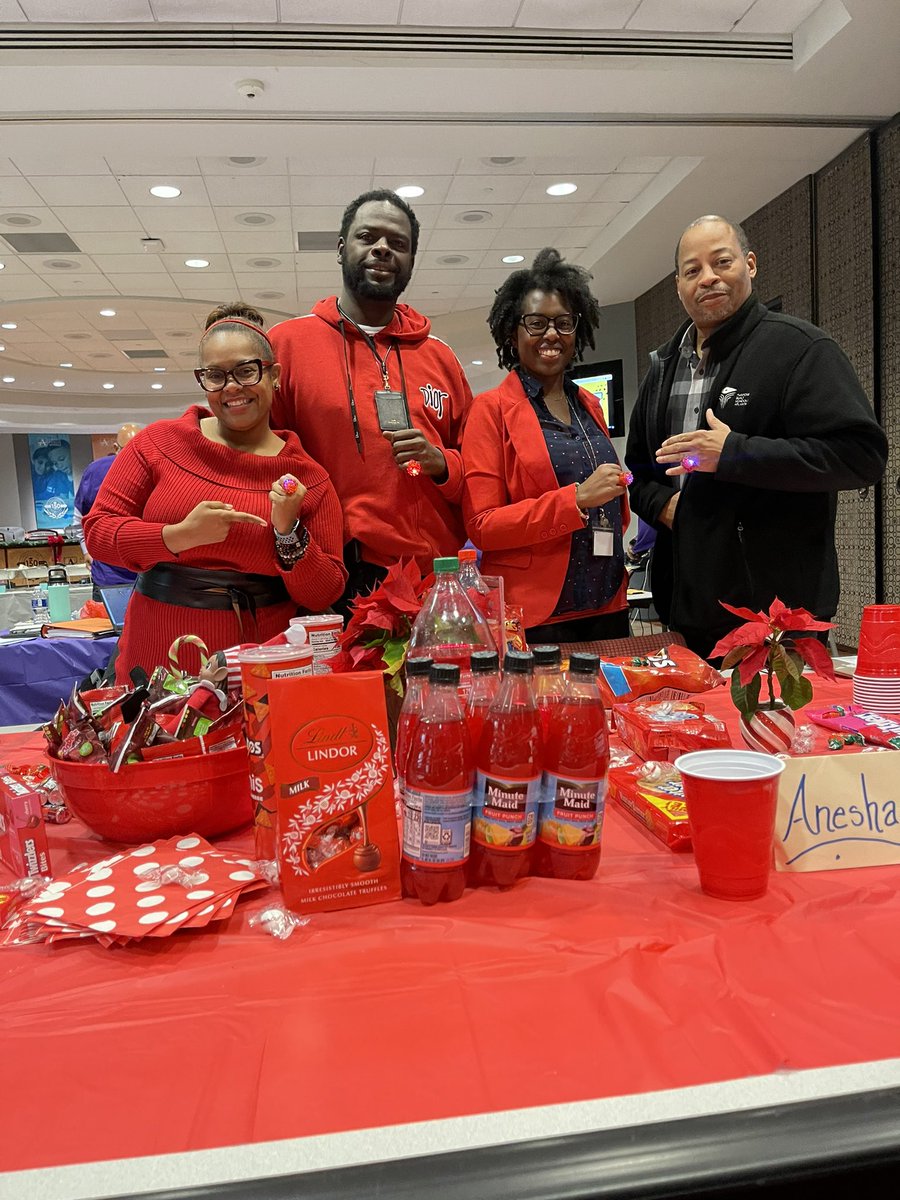 MajorJones_'s tweet photo. Our #AspiringLeaders #ConnectedLeaders showed team pride today at our COLOR MIXER 
@apsupdate @wardellhunterED 
🟣🔵🟢🔴
The strength of the team is each member. The strength of each member is the team. – Phil Jackson https://t.co/l9t30xb6lN