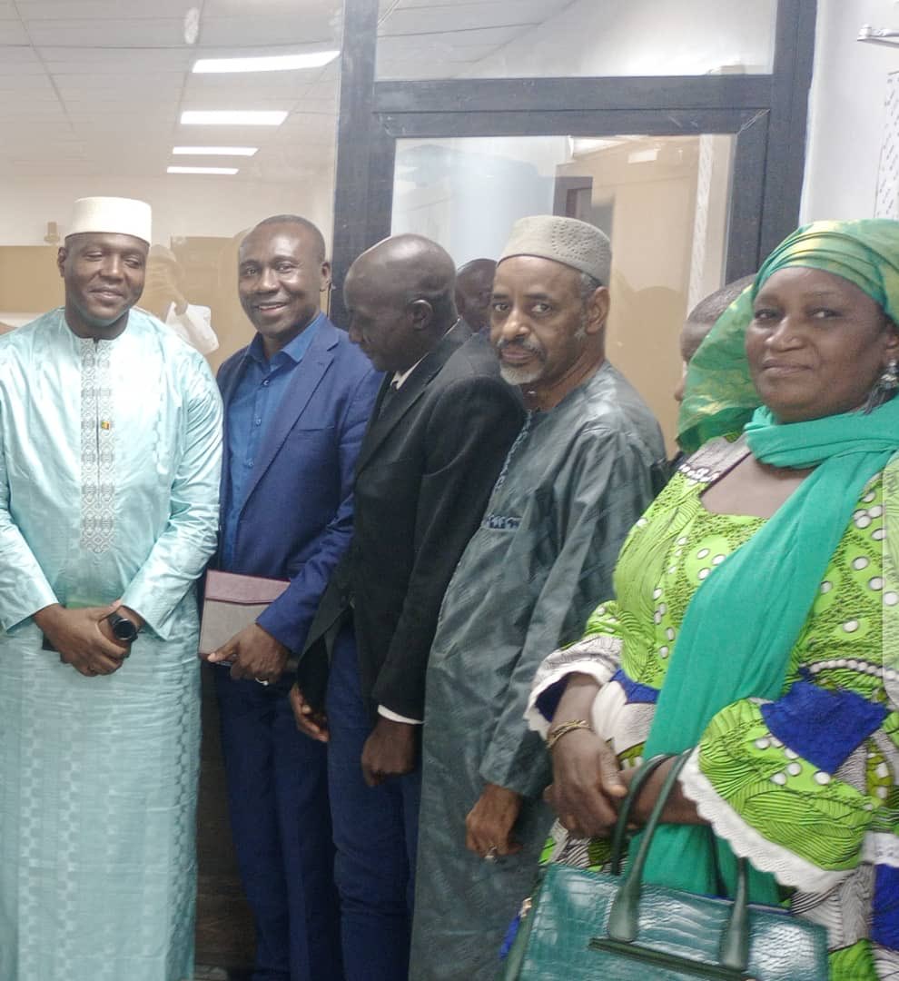 sergedanielinfo's tweet photo. #Mali-politik/D'après mes infos, sauf  revirement vespéral, le PM Choguel Maïga s'éloigne de + en + de la primature. Ci dessous photos ce 29/11 du PM par intérim recevant ds une ambiance chaleureuse les partis et associations  d'un cadre qui proposent un plan de sortie de crise. https://t.co/6gAAGcEkIK