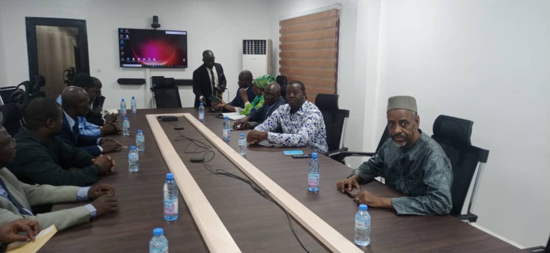 sergedanielinfo's tweet photo. #Mali-politik/D'après mes infos, sauf  revirement vespéral, le PM Choguel Maïga s'éloigne de + en + de la primature. Ci dessous photos ce 29/11 du PM par intérim recevant ds une ambiance chaleureuse les partis et associations  d'un cadre qui proposent un plan de sortie de crise. https://t.co/6gAAGcEkIK