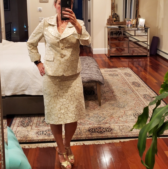 misti_minott's tweet photo. So good I had to share! Check out all the items I'm loving on @Poshmarkapp #poshmark #fashion #style #shopmycloset #disney #nashco #kasper: https://t.co/Lt35yFOy0G https://t.co/GHL8ZYD1NN