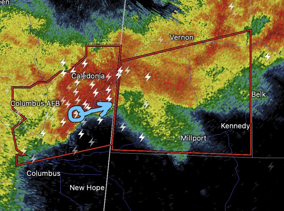 USWeatherExpert's tweet photo. #TORNADOEWARNING
#MSwx
#ALwx
#Tornado reported at circle, moving ENE. It will cross the border into #Alabama soon. https://t.co/gdkIaWbXIM