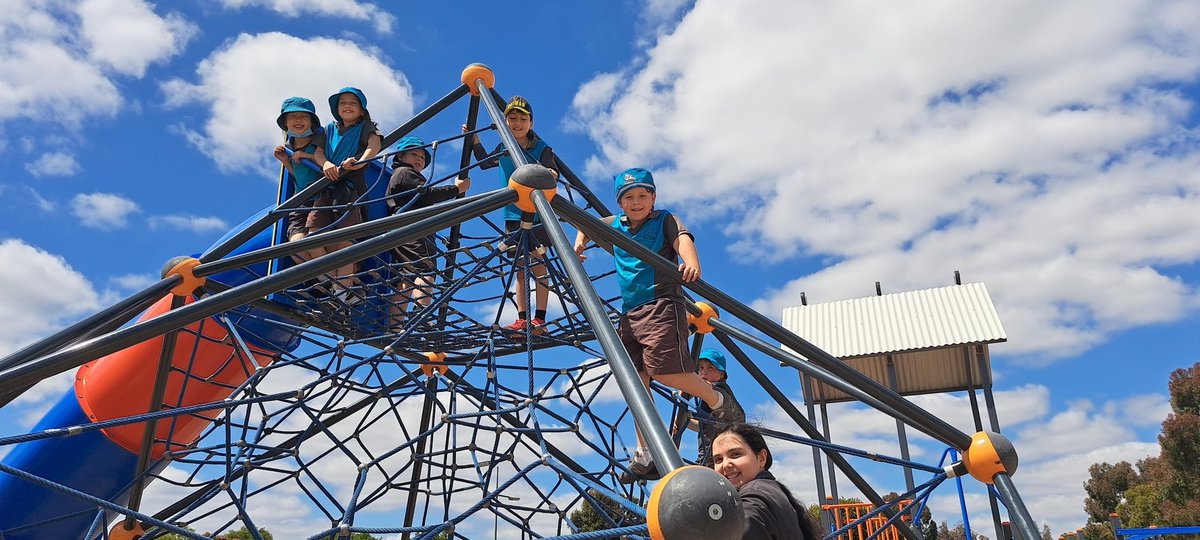 smcm_school's tweet photo. Breaktime fun with friends! #FARMcode @smcm_school @CEMelbourne https://t.co/SgVP4nYPPI