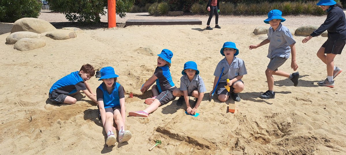smcm_school's tweet photo. Breaktime fun with friends! #FARMcode @smcm_school @CEMelbourne https://t.co/SgVP4nYPPI