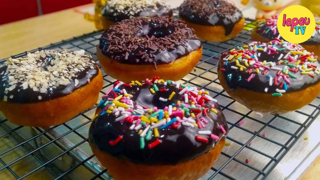 LapauTV's tweet photo. RESEPI DONUT GEBU DAN LEMBUT
Assalammualaikum, hari ini saya akan kongsikan cara buat donut ala dunkin donut di rumah. Tak sangka, cara buat donut ini sangat mudah dan korang boleh cuba buat sendiri di rumah. Bahan-bahan yang digunakan adalah asas.. Jangan lupa mencuba ya https://t.co/uX751oEQoz