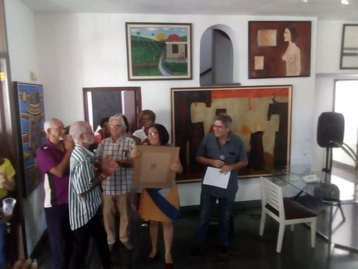 NormitaRDerivet's tweet photo. Entregamos hoy Premio anual de curaduría, premiados:José A. Toirac y Corina Matamoros  por Expo personal "Ars Longa"  y Nelson Herrera Ysla en exposición  colectiva por "Alicia en su país de maravillas" #CubaCultura https://t.co/m2aW9lKr1S