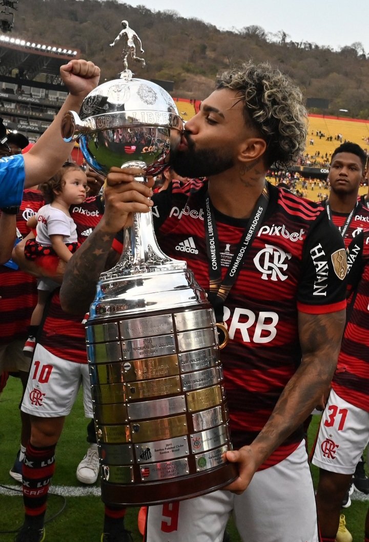 Há um mês, no Equador, Gabigol balançava as redes de Bento e o Flamengo se consagrava tri-campeão da Libertadores da América. 

#M3NGO 🏆🏆🏆