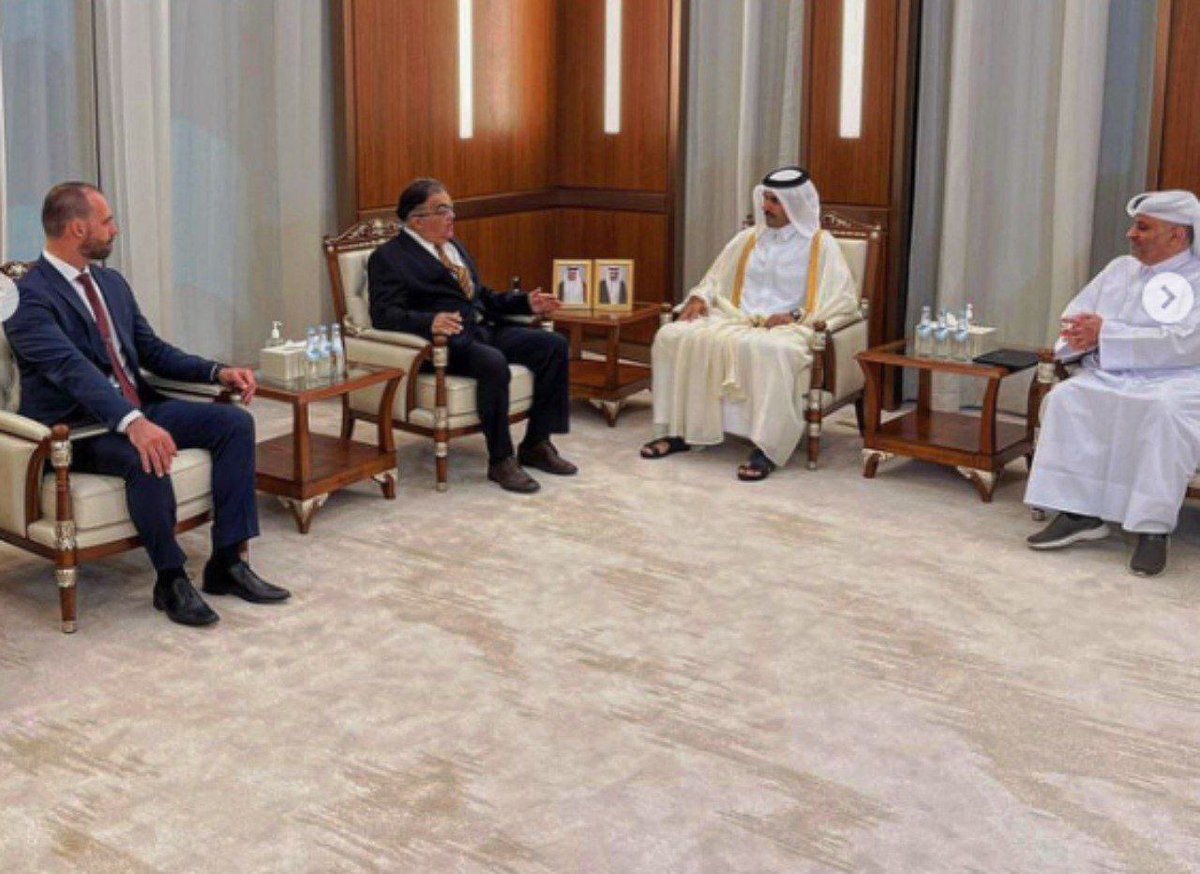 Atualizando: A #GloboLixoePetista fez um carnaval sobre Nine na COP27 (aí ele fala numa sala anexo 😱) A emissora fez outro carnaval para #eduardobolsonaro indo a Copa do Qatar (aí ele se reúne com o sheik do País) #veiduceu #nalata ✅ #DIREITAforteUNIDA