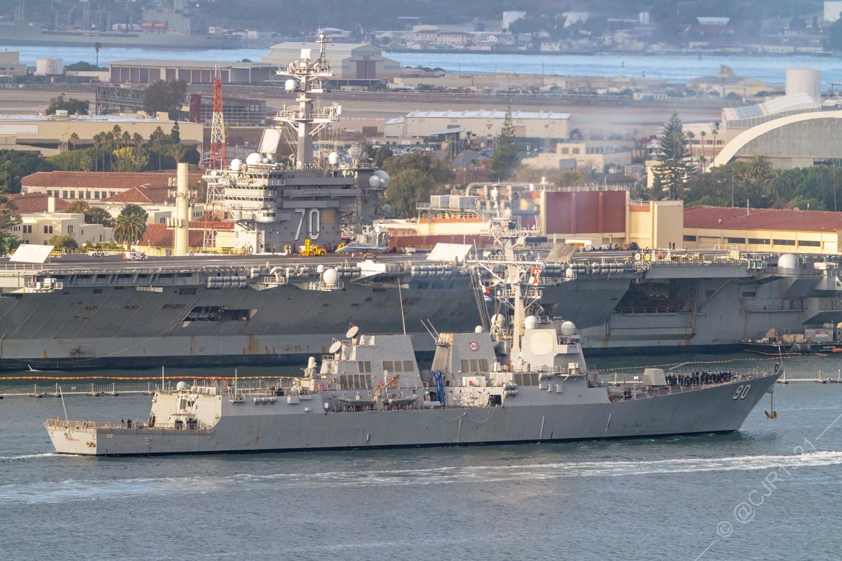 WarshipCam's tweet photo. USS Chafee (DDG 90) Arleigh Burke-class Flight IIA guided missile destroyer in San Diego heading for the North Pier - November 29, 2022 #usschafee #ddg90
SRC: TW-@cjr1321 https://t.co/1fVAjB55GC