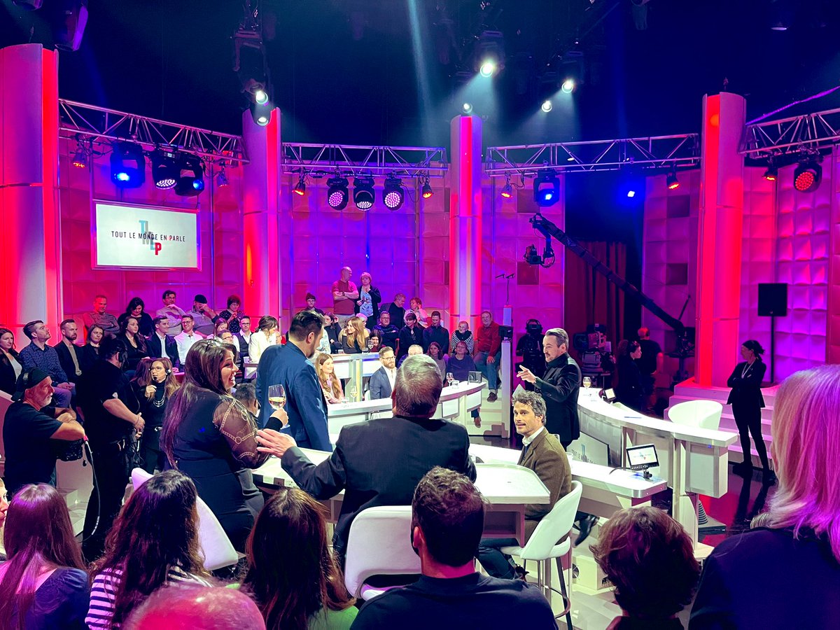 Les coulisses de la #sagadesvaches en direct de #tlmep! <a href="/OFF_TLMEP/">Tout le monde en parle</a> Tellement authentique la directrice de la municipalité! Merci pour ce bon moment! <a href="/guyalepage/">Guy A Lepage</a> <a href="/mcgilles/">MC Gilles</a>