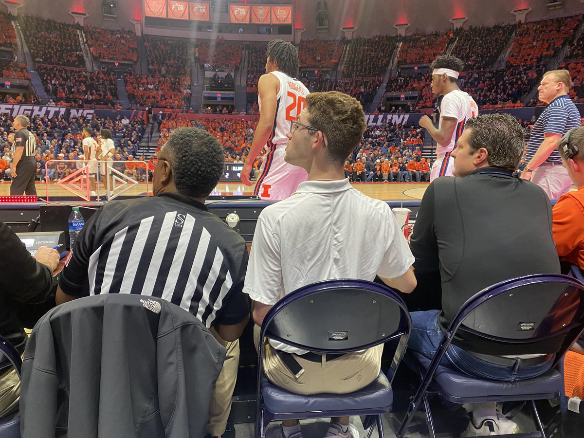 ALionEye's tweet photo. We have a developing Fan On Press Row situation. And, as you know, I live for Fan On Press Row Who Can’t Control Himself situations. The Syracuse stat guy is loudly cheering and clapping. You, uh, can’t do that. Especially when the PA guy next to you is trying to do his job. https://t.co/ujRUZa9do9