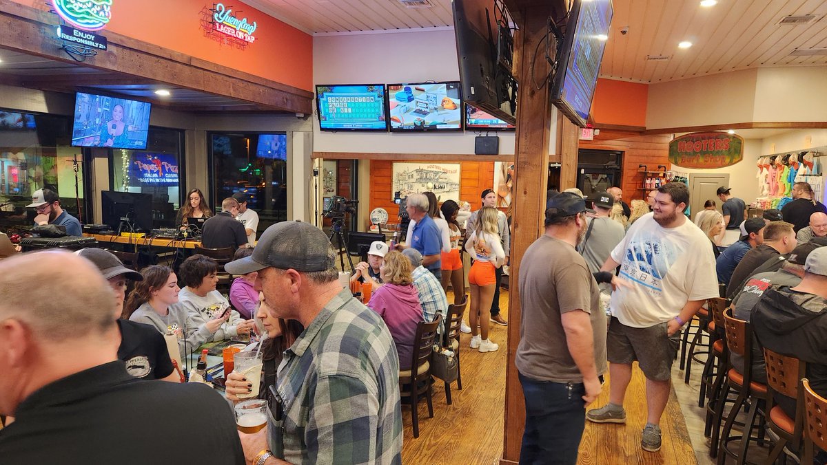 MelissaInNash's tweet photo. Hanging out at @Hooters in @VisitPensacola watching good friends w/ @RacingAmerica do their kickoff for #SnowballDerby week! https://t.co/A0nmPoyDEH