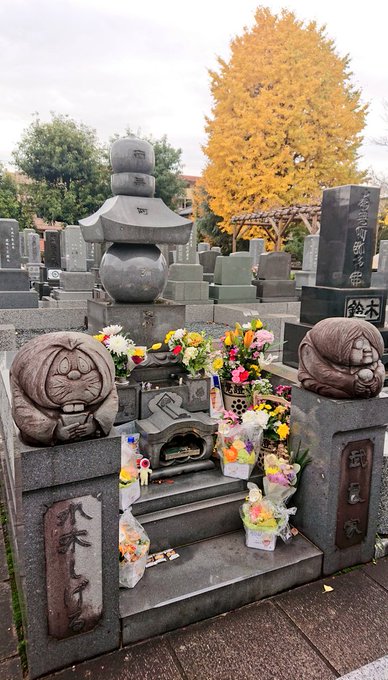 本日は水木しげる大先生のご命日。今年もお花をお届けにお墓参りに参上。今年は100周年という節目の年。私が多くを救われたように、水木先生の残された多くの作品とその魅力が後世まで末永く伝わり、次の誰かの心に響きますように。曇天の向こう側、天上へと祈りをこめて。#ゲゲゲ忌 