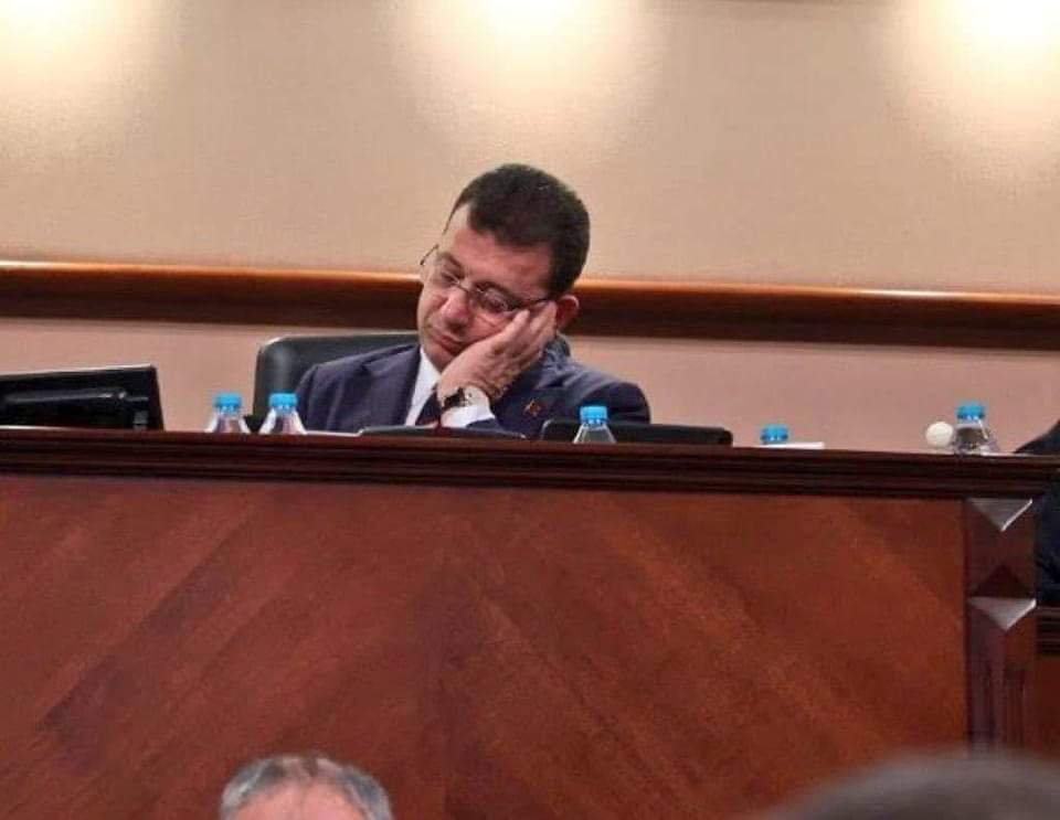 Selcanhatun23's tweet photo. @ekrem_imamoglu @ibbtvcanli Çok çalışıyor,uyumaya bile vakit bulamıyor ancak bütçe görüşmelerinde uyuyabiliyor desinler kitle müsait nasılsa  :)) 
Tiyatro yakışıyor size bravo alkış 🍂 https://t.co/1IyTkJSNdO