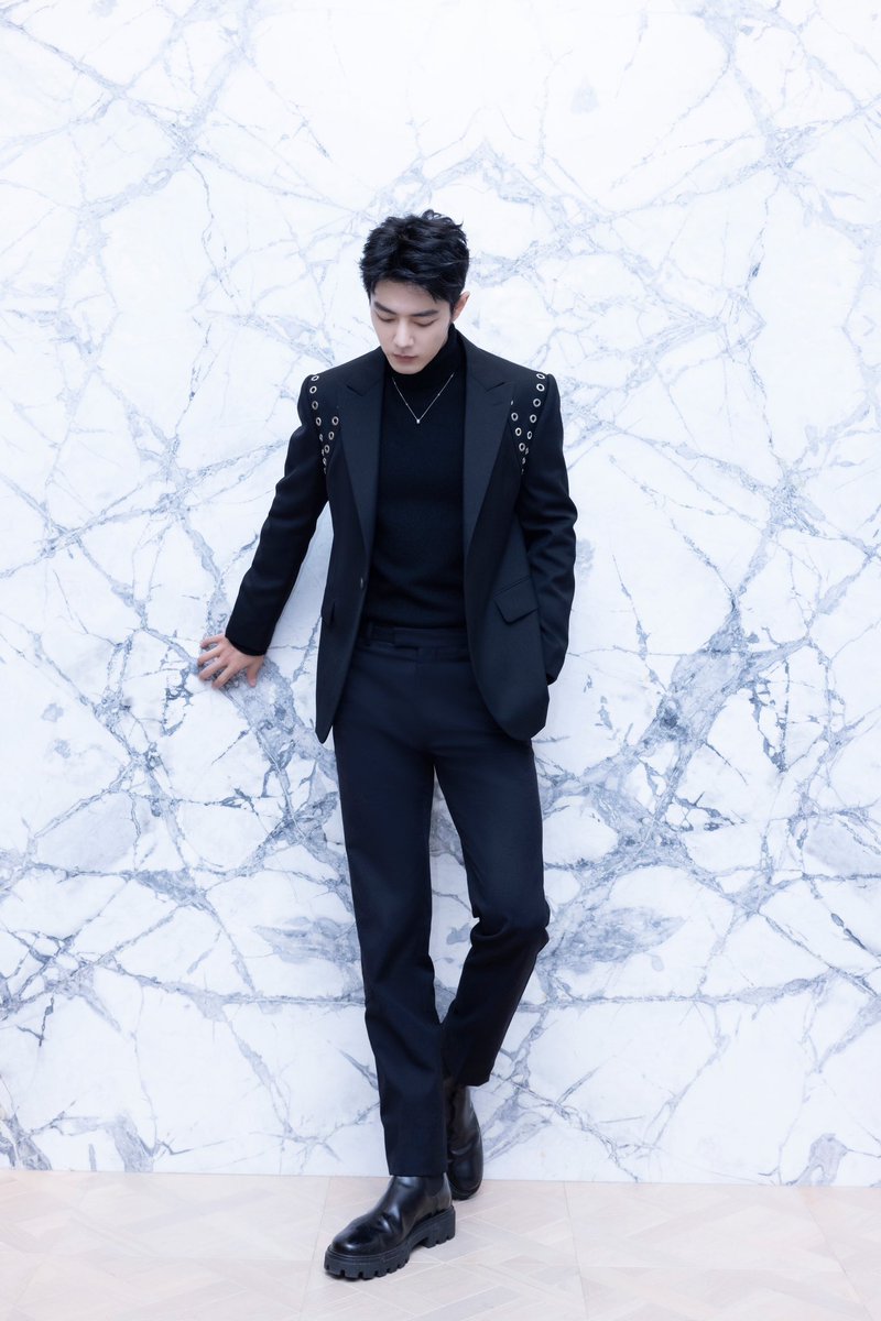 Once again, XZ shows he has the head-to-body ratio of a BL top 💀