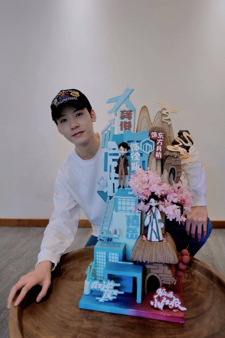 gongjun_'s tweet photo. Gong Jun with the birthday cake from STELLAR (drama production company of Rising With The Wind and Fox Spirit Matchmaker 1).

Spot his characters! 
Left: Xu Si from #RisingWithTheWind
Right: Dongfang Yuechu from #FoxSpiritMatchmaker1 

#GongJun #龚俊 https://t.co/Lau8V8Y9Su
